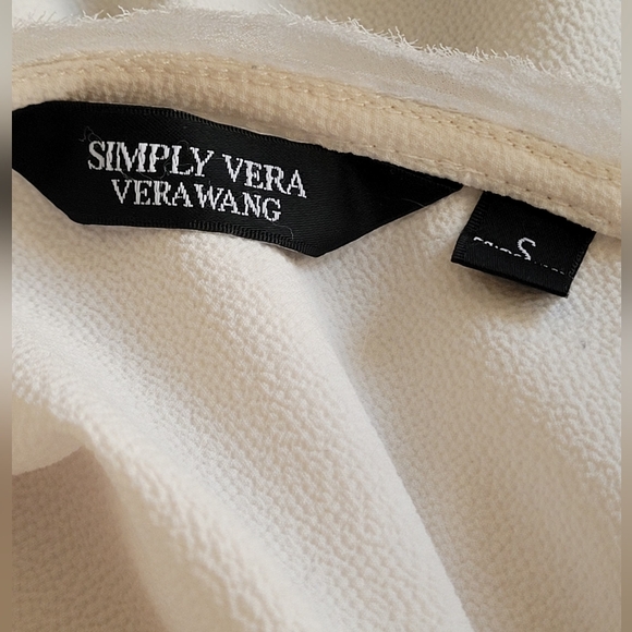 Vera Wang sleeveless blouse in size small. - Picture 4 of 5